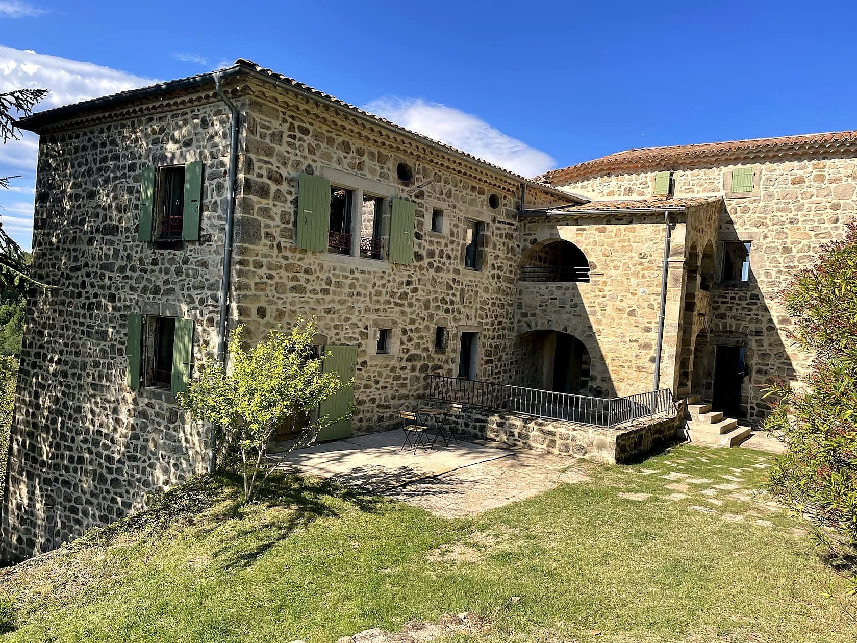 Domaine de Montgros au crépuscule, Banne